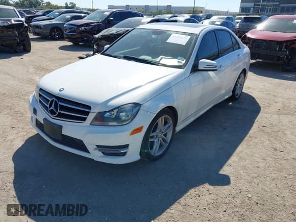 ✅ 2014 Mercedes-Benz C 250 Sport • VIN: WDDGF4HB3EG215256 • Lot: 43426875. Wystawiony na IAAI z przebiegiem 117 070 mil. Bezpłatny archiwum sprzedaży aukcyjnych z USA i szczegółowy raport historii pojazdu na DreamBid. Zdjęcie 2.