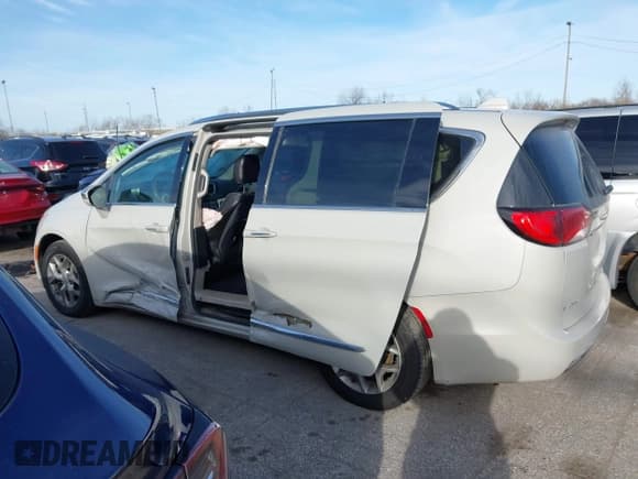 ✅ 2020 Chrysler Pacifica Limited • VIN: 2C4RC1GGXLR108949 • Лот: 43766006. Опубликован ранее на IAAI с пробегом 107 305 миль. Бесплатный доступ к архиву аукционных продаж из США и подробный отчёт об истории автомобиля на DreamBid. Изображение 14.