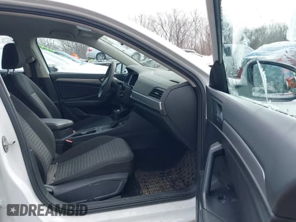 ✅ 2022 Volkswagen Jetta S • VIN: 3VWCM7BU8NM009170 • Lot: 41674485. Wystawiony na IAAI z przebiegiem 33 537 mil. Bezpłatny archiwum sprzedaży aukcyjnych z USA i szczegółowy raport historii pojazdu na DreamBid. Zdjęcie 5.