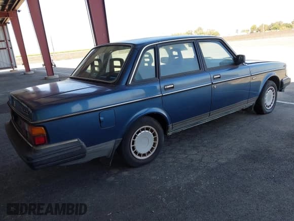 ✅ 1989 Volvo 240 DL • VIN: YV1AX884XK1383085 • Лот: 43204153. Опубликован ранее на IAAI с пробегом 258 234 миль. Бесплатный доступ к архиву аукционных продаж из США и подробный отчёт об истории автомобиля на DreamBid. Изображение 4.