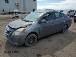 ✅ 2013 Nissan Versa S Plus • VIN: 3N1CN7AP7DL852859 • Lot: 69470305. Wystawiony na Copart z przebiegiem Nie podano. Bezpłatny archiwum sprzedaży aukcyjnych z USA i szczegółowy raport historii pojazdu na DreamBid. Zdjęcie 1.