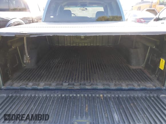 ✅ 2006 Chevrolet Silverado 1500 LT1 • VIN: 2GCEC13T361131560 • Лот: 43351570. Опубликован ранее на IAAI с пробегом 152 961 миль. Бесплатный доступ к архиву аукционных продаж из США и подробный отчёт об истории автомобиля на DreamBid. Изображение 17.