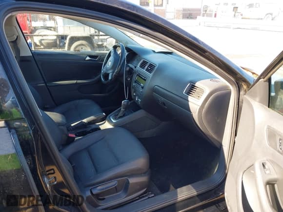 ✅ 2011 Volkswagen Jetta SE • VIN: 3VWDX7AJ3BM400175 • Lot: 41254115. Listed on IAAI with 86,999 mi. Free auction sales archive from the USA and detailed vehicle history report at DreamBid. Image 5.