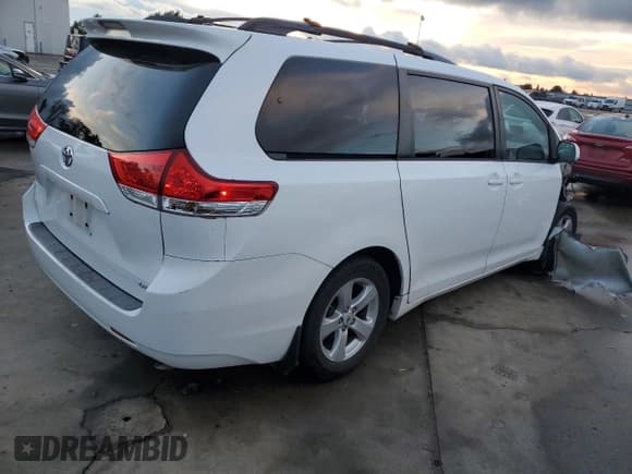 ✅ 2012 Toyota Sienna LE • VIN: 5TDKK3DC8CS242044 • Lot: 93704595. Wystawiony na Copart z przebiegiem 223 148 mil. Bezpłatny archiwum sprzedaży aukcyjnych z USA i szczegółowy raport historii pojazdu na DreamBid. Zdjęcie 3.