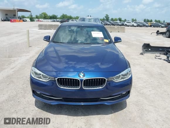 ✅ 2018 BMW 3 Series 330i • VIN: WBA8B9C5XJEE82523 • Lot: 42530037. Listed on IAAI with 88,068 mi. Free auction sales archive from the USA and detailed vehicle history report at DreamBid. Image 13.