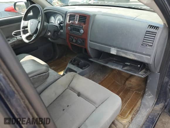 2005 Dodge Dakota SLT z VIN 1D7HE42K85S209675, wystawiony jako Copart lot #63391424 z przebiegiem 146 006 mil mil oraz Szkoda całkowita • Salvage title. Historia ofert i sprzedaży dostępna na DreamBid. Obrazek 8.