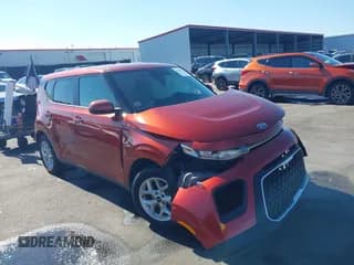 ✅ 2021 Kia Soul LX • VIN: KNDJ23AU1M7755527 • Лот: 43590520. Опубликован ранее на IAAI с пробегом 74 118 миль. Бесплатный доступ к архиву аукционных продаж из США и подробный отчёт об истории автомобиля на DreamBid. Изображение 1.