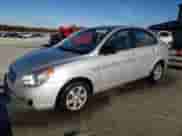 2007 Hyundai Accent GLS z VIN KMHCN46C77U092603, wystawiony jako Copart lot #81968974 z przebiegiem 172 996 mil mil oraz Czysty tytuł • Clean title. Historia ofert i sprzedaży dostępna na DreamBid. Obrazek 1.