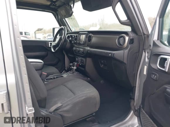 ✅ 2019 Jeep Wrangler Unlimited Sport • VIN: 1C4HJXDG4KW518726 • Lot: 41597892. Wystawiony na IAAI z przebiegiem 68 842 mil. Bezpłatny archiwum sprzedaży aukcyjnych z USA i szczegółowy raport historii pojazdu na DreamBid. Zdjęcie 5.