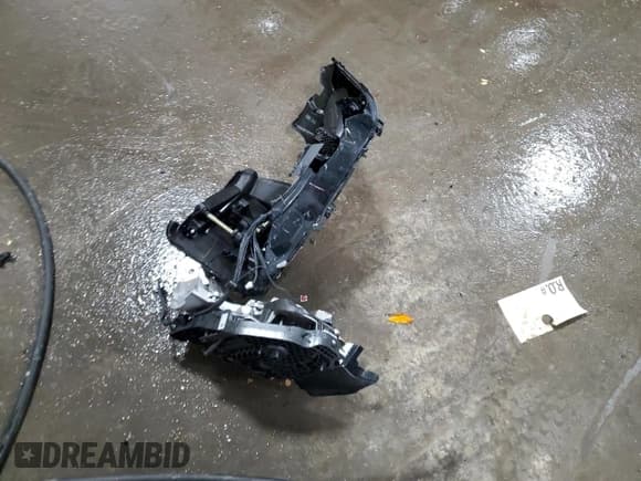 ✅ 2020 Mercedes-Benz GLC 300 • VIN: WDC0G8EB0LF755293 • Lot: 93411375. Wystawiony na Copart z przebiegiem 57 094 mil. Bezpłatny archiwum sprzedaży aukcyjnych z USA i szczegółowy raport historii pojazdu na DreamBid. Zdjęcie 13.