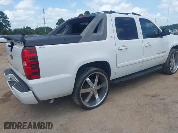 ✅ 2007 Chevrolet Avalanche LTZ • VIN: 3GNEC12047G306471 • Lot: 42588844. Listed on IAAI with 216,509 mi. Free auction sales archive from the USA and detailed vehicle history report at DreamBid. Image 4.