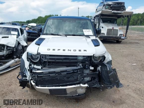 ✅ 2024 Land Rover Defender S • VIN: SALEJ7EX0R2342155 • Lot: 42744991. Listed on IAAI with 17,031 mi. Free auction sales archive from the USA and detailed vehicle history report at DreamBid. Image 13.