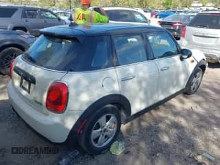 ✅ 2016 MINI Hardtop 4 Door • VIN: WMWXU1C5XG2D09554 • Lot: 43414237. Wystawiony na IAAI z przebiegiem 126 478 mil. Bezpłatny archiwum sprzedaży aukcyjnych z USA i szczegółowy raport historii pojazdu na DreamBid. Zdjęcie 4.