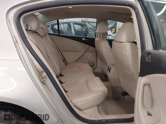 ✅ 2010 Volkswagen Passat Komfort • VIN: WVWJM7AN8AE102825 • Lot: 43478692. Listed on IAAI with 180,110 mi. Free auction sales archive from the USA and detailed vehicle history report at DreamBid. Image 8.