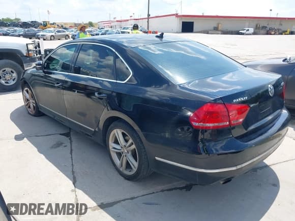 ✅ 2015 Volkswagen Passat SE • VIN: 1VWBS7A33FC055230 • Лот: 43052270. Опубликован ранее на IAAI с пробегом 174 823 миль. Бесплатный доступ к архиву аукционных продаж из США и подробный отчёт об истории автомобиля на DreamBid. Изображение 3.