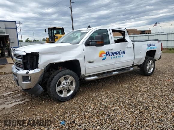 ✅ 2016 Chevrolet Silverado 2500HD LT • VIN: 1GC1KVEG6GF303941 • Lot: 65671285. Wystawiony na Copart z przebiegiem 108 911 mil. Bezpłatny archiwum sprzedaży aukcyjnych z USA i szczegółowy raport historii pojazdu na DreamBid. Zdjęcie 1.