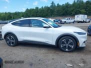 ✅ 2022 Ford Mustang Mach-E Select • VIN: 3FMTK1RM1NMA28893 • Lot: 42527420. Wystawiony na IAAI z przebiegiem 50 935 mil. Bezpłatny archiwum sprzedaży aukcyjnych z USA i szczegółowy raport historii pojazdu na DreamBid. Zdjęcie 13.