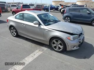 ✅ 2013 BMW 1 Series 128i • VIN: WBAUP9C56DVS95426 • Lot: 42749863. Wystawiony na IAAI z przebiegiem 42 233 mil. Bezpłatny archiwum sprzedaży aukcyjnych z USA i szczegółowy raport historii pojazdu na DreamBid. Zdjęcie 1.
