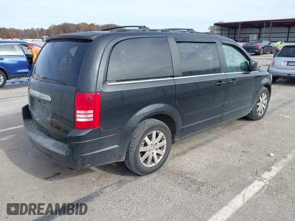 ✅ 2008 Chrysler Town & Country Touring • VIN: 2A8HR54P28R607704 • Lot: 43689570. Listed on IAAI with 235,370 mi. Free auction sales archive from the USA and detailed vehicle history report at DreamBid. Image 4.