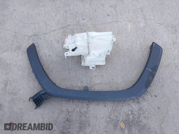 ✅ 2019 Toyota RAV4 XLE Premium • VIN: JTMC1RFV8KD014595 • Lot: 43401685. Wystawiony na IAAI z przebiegiem 86 062 mil. Bezpłatny archiwum sprzedaży aukcyjnych z USA i szczegółowy raport historii pojazdu na DreamBid. Zdjęcie 12.