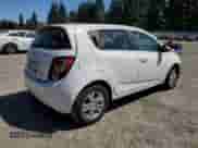 2013 Chevrolet Sonic LT z VIN 1G1JD6SG0D4199810, wystawiony jako Copart lot #63103015 z przebiegiem 128 825 mil mil oraz Szkoda całkowita • Salvage title. Historia ofert i sprzedaży dostępna na DreamBid. Obrazek 3.