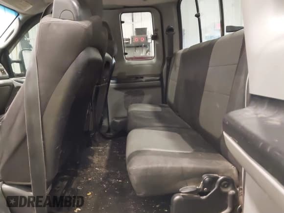 ✅ 2004 Ford F-250 XL • VIN: 1FTNX21L34EE01928 • Lot: 42055926. Wystawiony na IAAI z przebiegiem 217 672 mil. Bezpłatny archiwum sprzedaży aukcyjnych z USA i szczegółowy raport historii pojazdu na DreamBid. Zdjęcie 8.