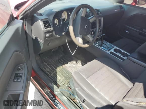 ✅ 2010 Dodge Challenger SE • VIN: 2B3CJ4DV1AH265404 • Lot: 56888724. Wystawiony na Copart z przebiegiem Nie podano. Bezpłatny archiwum sprzedaży aukcyjnych z USA i szczegółowy raport historii pojazdu na DreamBid. Zdjęcie 8.