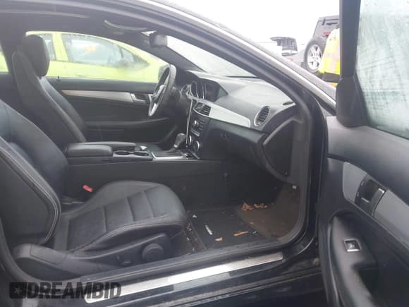 ✅ 2014 Mercedes-Benz C 250 • VIN: WDDGJ4HB5EG289213 • Lot: 42933366. Wystawiony na IAAI z przebiegiem 125 396 mil. Bezpłatny archiwum sprzedaży aukcyjnych z USA i szczegółowy raport historii pojazdu na DreamBid. Zdjęcie 5.