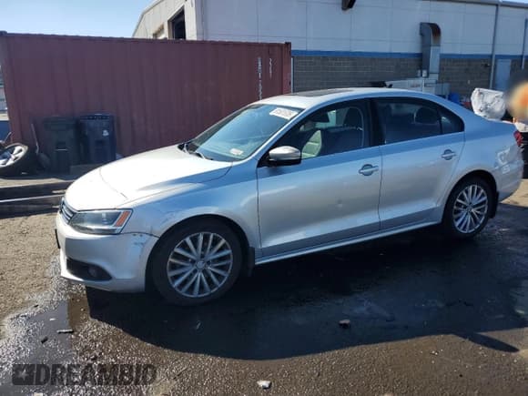 ✅ 2011 Volkswagen Jetta SEL • VIN: 3VWLZ7AJXBM380187 • Lot: 81501635. Listed on Copart with 108,639 mi. Free auction sales archive from the USA and detailed vehicle history report at DreamBid. Image 1.