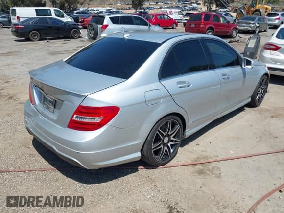 ✅ 2014 Mercedes-Benz C 250 Sport • VIN: WDDGF4HB5ER307781 • Lot: 42223138. Wystawiony na IAAI z przebiegiem 186 457 mil. Bezpłatny archiwum sprzedaży aukcyjnych z USA i szczegółowy raport historii pojazdu na DreamBid. Zdjęcie 4.