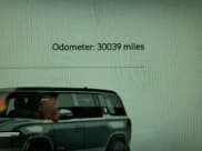 ✅ 2023 Rivian R1S Adventure • VIN: 7PDSGABA0PN009951 • Lot: 49899425. Wystawiony na Copart z przebiegiem 30 039 mil. Bezpłatny archiwum sprzedaży aukcyjnych z USA i szczegółowy raport historii pojazdu na DreamBid. Zdjęcie 9.