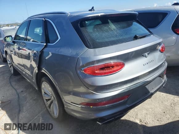 ✅ 2021 Bentley Bentayga V8 • VIN: SJAAM2ZV5MC033827 • Lot: 75244994. Listed on Copart with 16,527 mi. Free auction sales archive from the USA and detailed vehicle history report at DreamBid. Image 2.