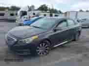 2015 Hyundai Sonata Sport z VIN 5NPE34AF4FH022103, wystawiony jako IAAI lot #43426151 z przebiegiem 253 062 mil mil oraz . Historia ofert i sprzedaży dostępna na DreamBid. Obrazek 2.