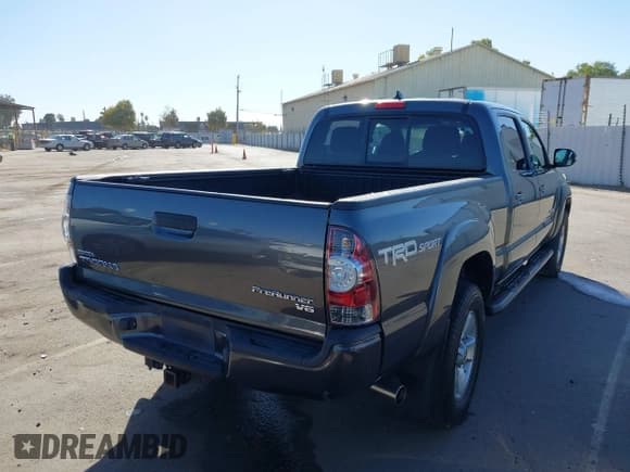 ✅ 2015 Toyota Tacoma PreRunner • VIN: 3TMKU4HN6FM044529 • Lot: 43031258. Listed on IAAI with 167,715 mi. Free auction sales archive from the USA and detailed vehicle history report at DreamBid. Image 4.