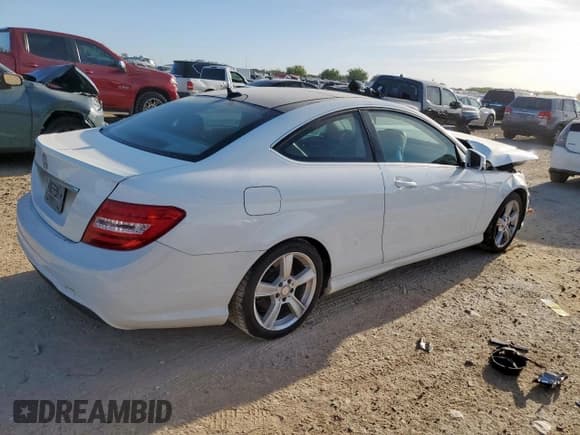 ✅ 2015 Mercedes-Benz C 250 • VIN: WDDGJ4HB8FG353438 • Lot: 66944305. Wystawiony na Copart z przebiegiem 127 768 mil. Bezpłatny archiwum sprzedaży aukcyjnych z USA i szczegółowy raport historii pojazdu na DreamBid. Zdjęcie 3.