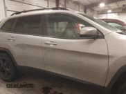 ✅ 2019 Jeep Cherokee Latitude Plus • VIN: 1C4PJMLX2KD427395 • Лот: 41586532. Опубликован ранее на IAAI с пробегом 84 033 миль. Бесплатный доступ к архиву аукционных продаж из США и подробный отчёт об истории автомобиля на DreamBid. Изображение 14.