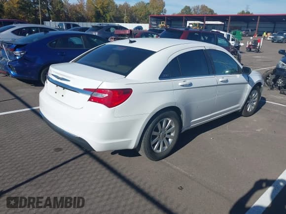 ✅ 2012 Chrysler 200 Touring • VIN: 1C3CCBBG7CN321457 • Lot: 43619283. Listed on IAAI with 250,436 mi. Free auction sales archive from the USA and detailed vehicle history report at DreamBid. Image 4.