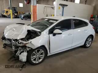 2019 Chevrolet Cruze LS z VIN 3G1BC6SM4KS601757, wystawiony jako Copart lot #82205465 z przebiegiem 101 687 mil mil oraz Szkoda całkowita • Salvage title. Historia ofert i sprzedaży dostępna na DreamBid. Obrazek 1.