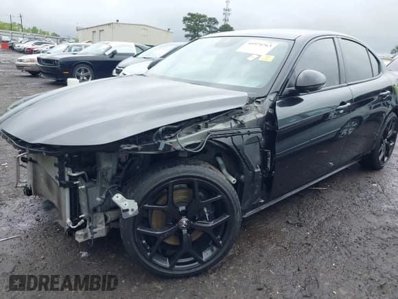 ✅ 2021 Alfa Romeo Giulia Ti Sport • VIN: ZARFAMBN0M7639439 • Lot: 41974763. Listed on IAAI with 27,297 mi. Free auction sales archive from the USA and detailed vehicle history report at DreamBid. Image 17.