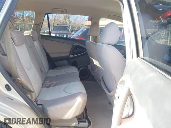 ✅ 2006 Toyota RAV4 • VIN: JTMBK35V465011037 • Lot: 43663017. Wystawiony na IAAI z przebiegiem 279 759 mil. Bezpłatny archiwum sprzedaży aukcyjnych z USA i szczegółowy raport historii pojazdu na DreamBid. Zdjęcie 8.