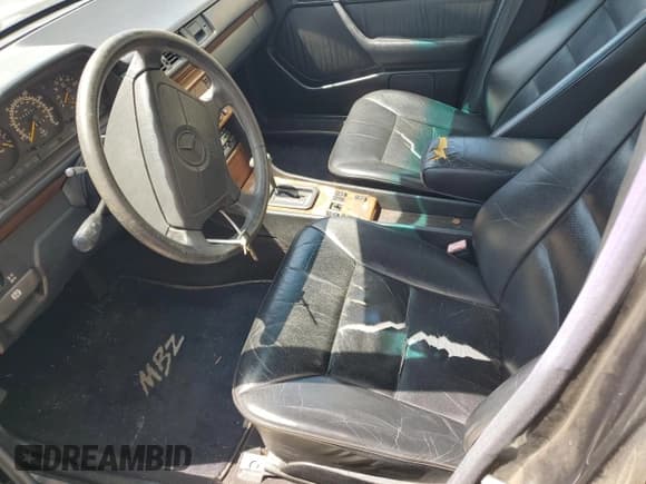 ✅ 1992 Mercedes-Benz 300 E • VIN: WDBEA30D2NB596584 • Лот: 61810125. Опубликован ранее на Copart с пробегом 134 906 миль. Бесплатный доступ к архиву аукционных продаж из США и подробный отчёт об истории автомобиля на DreamBid. Изображение 7.