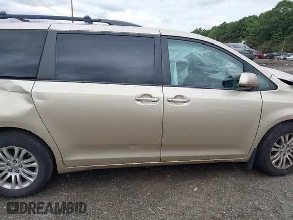 ✅ 2013 Toyota Sienna XLE AAS • VIN: 5TDYK3DC0DS342750 • Lot: 43043478. Listed on IAAI with 131,580 mi. Free auction sales archive from the USA and detailed vehicle history report at DreamBid. Image 14.