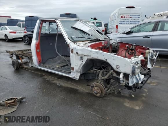 ✅ 1984 Toyota Pickup SR5 • VIN: JT4RN56S6E5009309 • Lot: 42775855. Wystawiony na Copart z przebiegiem 224 367 mil. Bezpłatny archiwum sprzedaży aukcyjnych z USA i szczegółowy raport historii pojazdu na DreamBid. Zdjęcie 4.