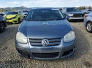 ✅ 2010 Volkswagen Jetta SE • VIN: 3VWRZ7AJ6AM118272 • Lot: 81830615. Wystawiony na Copart z przebiegiem 220 682 mil. Bezpłatny archiwum sprzedaży aukcyjnych z USA i szczegółowy raport historii pojazdu na DreamBid. Zdjęcie 5.