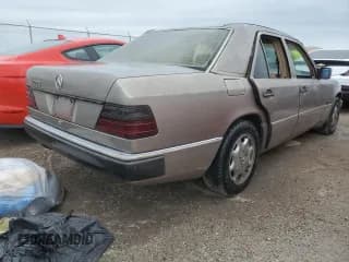 ✅ 1993 Mercedes-Benz 400 E • VIN: WDBEA34EXPB944380 • Лот: 73791114. Опубликован ранее на Copart с пробегом 143 014 миль. Бесплатный доступ к архиву аукционных продаж из США и подробный отчёт об истории автомобиля на DreamBid. Изображение 3.