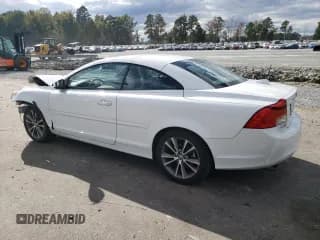 ✅ 2013 Volvo C70 T5 • VIN: YV1672MC6DJ139422 • Лот: 76596854. Опубликован ранее на Copart с пробегом 66 390 миль. Бесплатный доступ к архиву аукционных продаж из США и подробный отчёт об истории автомобиля на DreamBid. Изображение 2.