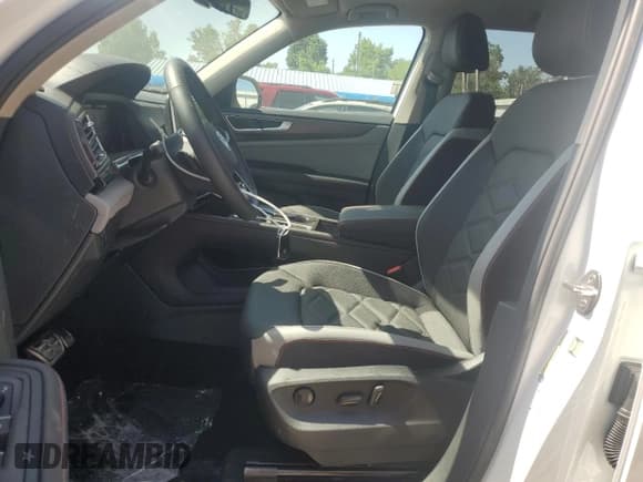 ✅ 2025 Volkswagen Atlas 2.0T Peak Edition • VIN: 1V2CR2CA4SC554659 • Lot: 61665045. Wystawiony na Copart z przebiegiem 1 888 mil. Bezpłatny archiwum sprzedaży aukcyjnych z USA i szczegółowy raport historii pojazdu na DreamBid. Zdjęcie 7.