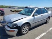 ✅ 2001 Volvo S40 • VIN: YV1VS29591F711165 • Lot: 42098357. Wystawiony na IAAI z przebiegiem 103 030 mil. Bezpłatny archiwum sprzedaży aukcyjnych z USA i szczegółowy raport historii pojazdu na DreamBid. Zdjęcie 2.