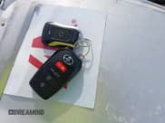 ✅ 2022 Toyota Corolla Cross XLE • VIN: 7MUDAABG1NV035400 • Lot: 43610711. Wystawiony na IAAI z przebiegiem 34 456 mil. Bezpłatny archiwum sprzedaży aukcyjnych z USA i szczegółowy raport historii pojazdu na DreamBid. Zdjęcie 11.