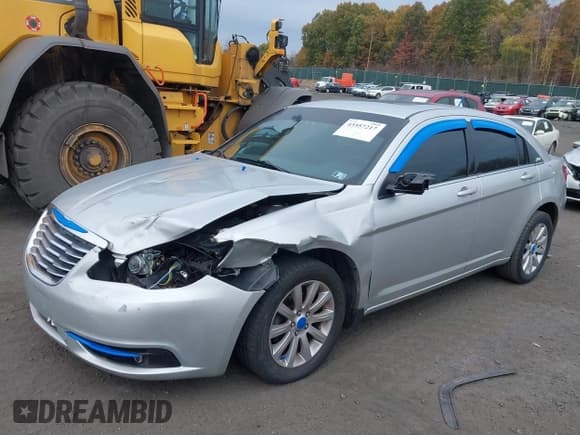 ✅ 2012 Chrysler 200 Touring • VIN: 1C3CCBBB1CN300785 • Lot: 43557217. Wystawiony na IAAI z przebiegiem 152 249 mil. Bezpłatny archiwum sprzedaży aukcyjnych z USA i szczegółowy raport historii pojazdu na DreamBid. Zdjęcie 2.